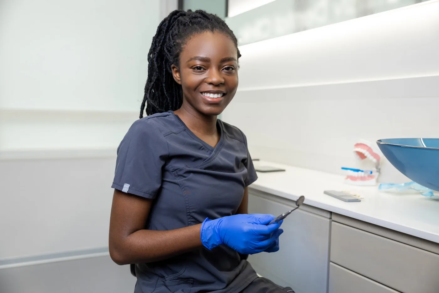 Chirurgien-dentiste souriante